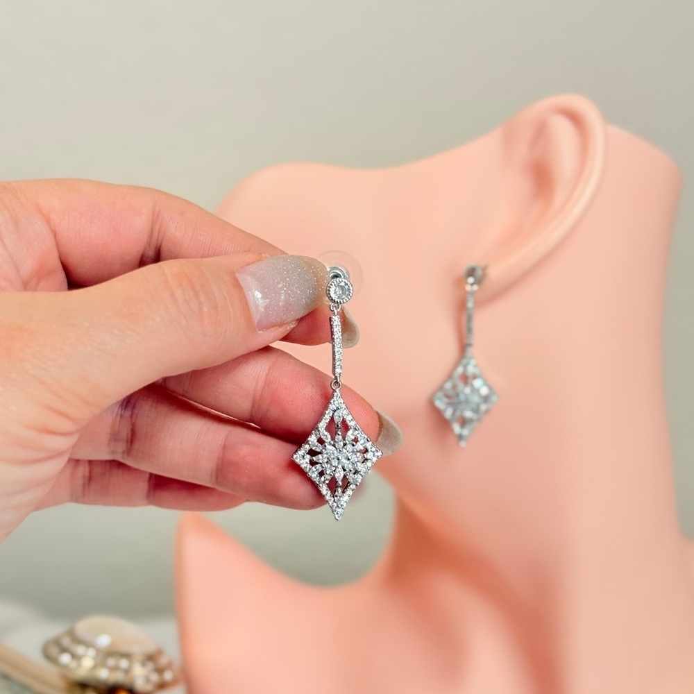 ⚜️ Classic Silver Crystal Drop Earrings - Picture 6 of 7